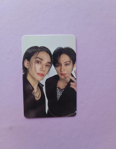Hyunjin &amp; leeknow ate photocard